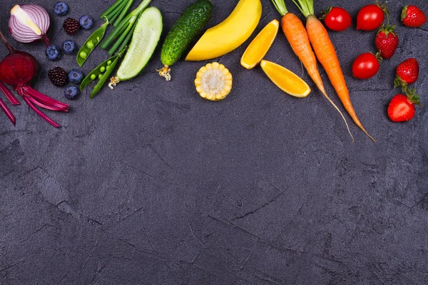 Barevné zeleniny, ovoce a bobule - zdravé jídlo, strava, Detox, čisté jíst nebo vegetariánské koncept — Stock fotografie