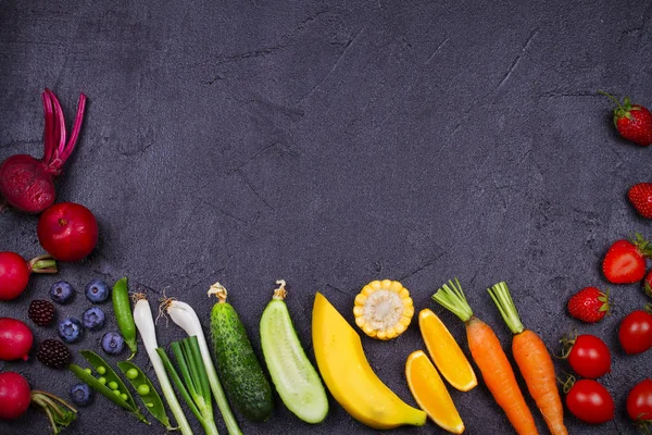 五颜六色的蔬菜、 水果和浆果-健康的食物，饮食，排毒，清洁吃或素食概念 — 图库照片