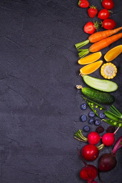 Renkli sebze, meyve ve çilek - sağlıklı gıda, diyet, Detoks, temiz yemek veya vejetaryen kavramı