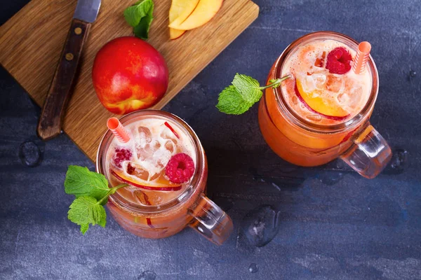 覆盆子的桃柠檬水。水果和浆果鸡尾酒 — 图库照片