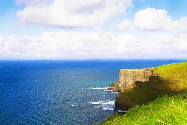 Falésias de Moher, costa oeste da Irlanda, Condado de Clare no oceano atlântico selvagem — Fotografia de Stock