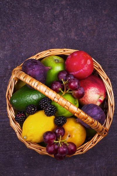 Legumes coloridos, frutas e bagas na cesta - Alimentos saudáveis, dieta, desintoxicação, alimentação limpa ou conceito vegetariano — Fotografia de Stock