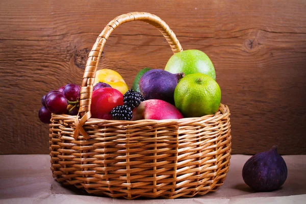 Verduras coloridas, frutas y bayas en la cesta - Comida saludable, dieta, desintoxicación, alimentación limpia o concepto vegetariano —  Fotos de Stock