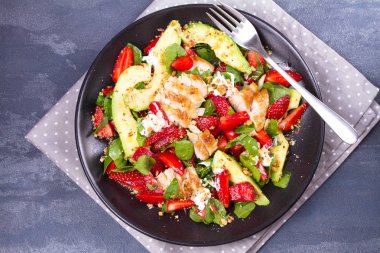 Çilek, avokado, ıspanak salatası tavuk