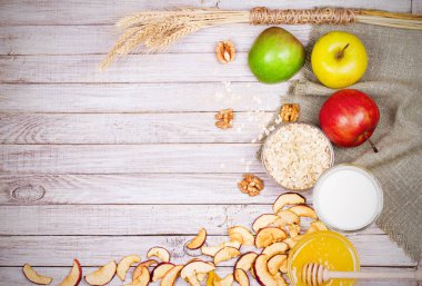 Kase süt ve yulaf gevreği, elma ve bal. Yukarıdan görünüm, meyve arka plan görüntüsünü en iyi stüdyo