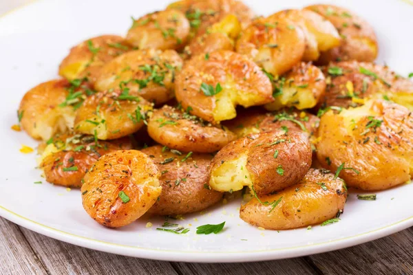 Batatas esmagadas com salsa, alecrim seco, raspas de limão e molho de iogurte — Fotografia de Stock