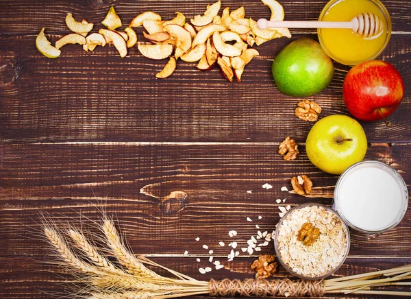 Tazón de leche y copos de avena, manzanas y miel. Vista desde arriba, plano superior del estudio de fondo de fruta — Foto de Stock