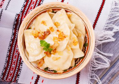 Varenyky, vareniki, pierogi, pyrohy veya köfte, patates ile dolu ve tuzlu karamelize soğan ile servis