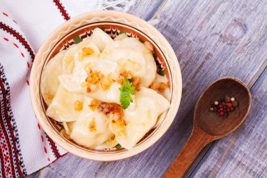 Varenyky, vareniki, pierogi, pyrohy veya köfte, patates ile dolu ve tuzlu karamelize soğan ile servis