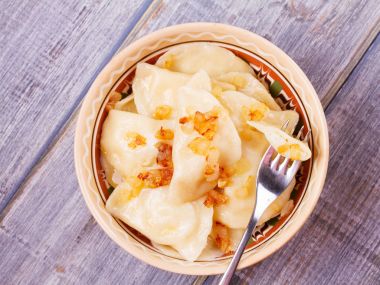 Varenyky, vareniki, pierogi, pyrohy veya köfte, patates ile dolu ve tuzlu karamelize soğan ile servis