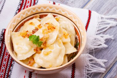Varenyky, vareniki, pierogi, pyrohy veya köfte, patates ile dolu ve tuzlu karamelize soğan ile servis