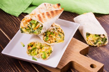 Tavuk, avokado, kişniş ve peynir ile tamamladı. Tavuk dürüm