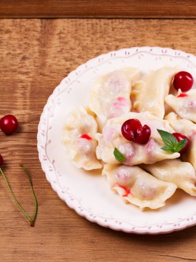 Varenyky, vareniki, pierogi, pyrohy veya kiraz ile dolu köfte, tereyağı ve bal ile servis edilebilir. Varenyky dolum çilek ile