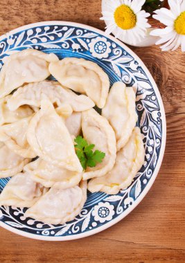 Varenyky, vareniki, pierogi, pyrohy veya köfte (ve soğan ile et ya da mantar), dolu, ekşi krema ile servis edilebilir