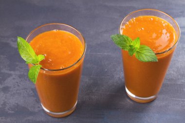 Kayısı güler yüzlü nane ile süslenmiş. Kayısı milkshake kokteyl. Meyve yüzlü