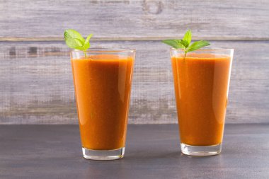 Kayısı güler yüzlü nane ile süslenmiş. Kayısı milkshake kokteyl. Meyve yüzlü