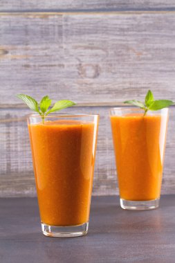 Kayısı güler yüzlü nane ile süslenmiş. Kayısı milkshake kokteyl. Meyve yüzlü