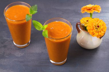 Kayısı güler yüzlü nane ile süslenmiş. Kayısı milkshake kokteyl. Meyve yüzlü