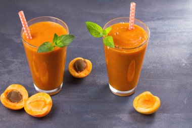 Kayısı güler yüzlü nane ile süslenmiş. Kayısı milkshake kokteyl. Meyve yüzlü