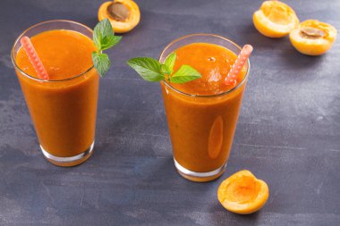 Kayısı güler yüzlü nane ile süslenmiş. Kayısı milkshake kokteyl. Meyve yüzlü