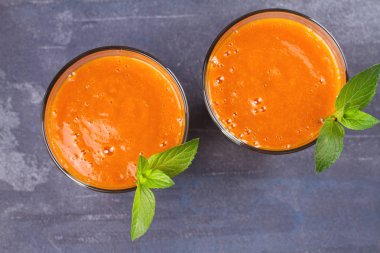 Kayısı güler yüzlü nane ile süslenmiş. Kayısı milkshake kokteyl. Meyve yüzlü