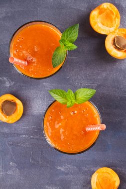 Kayısı güler yüzlü nane ile süslenmiş. Kayısı milkshake kokteyl. Meyve yüzlü