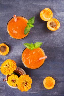 Kayısı güler yüzlü nane ile süslenmiş. Kayısı milkshake kokteyl. Meyve yüzlü