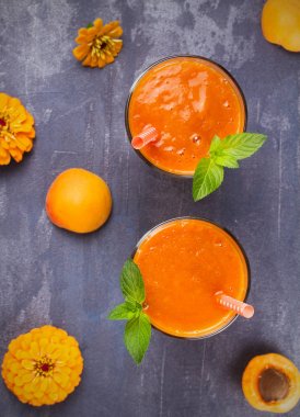 Kayısı güler yüzlü nane ile süslenmiş. Kayısı milkshake kokteyl. Meyve yüzlü