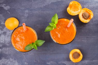 Kayısı güler yüzlü nane ile süslenmiş. Kayısı milkshake kokteyl. Meyve yüzlü