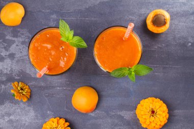 Kayısı güler yüzlü nane ile süslenmiş. Kayısı milkshake kokteyl. Meyve yüzlü