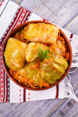 Lahana et, pilav ve sebze ile alır. Etli lahana dolması bırakır. Dolma, sarma, sarmale, golubtsy veya golabki - geleneksel ve popüler yemek birçok ülkede