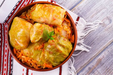 Lahana et, pilav ve sebze ile alır. Etli lahana dolması bırakır. Dolma, sarma, sarmale, golubtsy veya golabki - geleneksel ve popüler yemek birçok ülkede