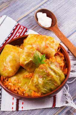 Lahana et, pilav ve sebze ile alır. Etli lahana dolması bırakır. Dolma, sarma, sarmale, golubtsy veya golabki - geleneksel ve popüler yemek birçok ülkede