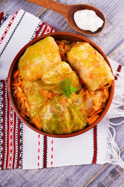 Lahana et, pilav ve sebze ile alır. Etli lahana dolması bırakır. Dolma, sarma, sarmale, golubtsy veya golabki - geleneksel ve popüler yemek birçok ülkede