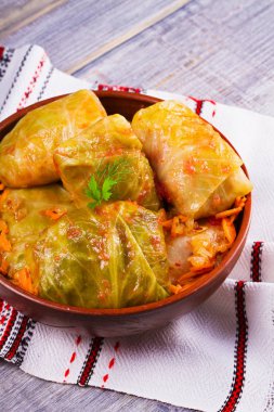 Lahana et, pilav ve sebze ile alır. Etli lahana dolması bırakır. Dolma, sarma, sarmale, golubtsy veya golabki - geleneksel ve popüler yemek birçok ülkede