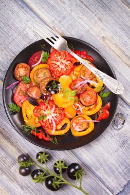 farklı türlü domates, maydanoz, dereotu ve kırmızı soğan salata