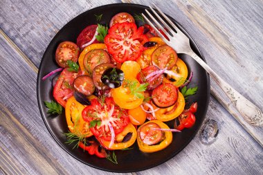 farklı türlü domates, maydanoz, dereotu ve kırmızı soğan salata