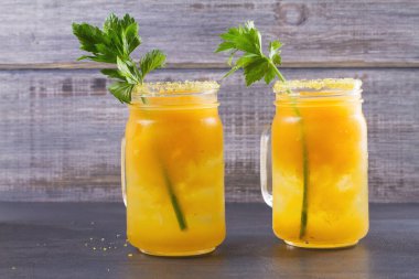 Bloody mary kokteyl sarı domates ile yaptı. Domates suyu ile kereviz, baharat, tuz ve buz