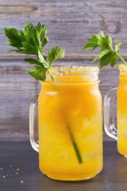 Bloody mary kokteyl sarı domates ile yaptı. Domates suyu ile kereviz, baharat, tuz ve buz