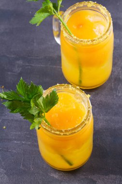 Bloody mary kokteyl sarı domates ile yaptı. Domates suyu ile kereviz, baharat, tuz ve buz