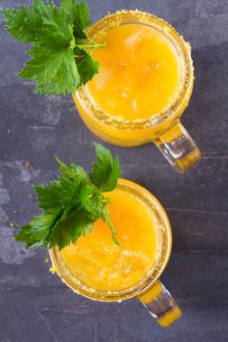 Bloody mary kokteyl sarı domates ile yaptı. Domates suyu ile kereviz, baharat, tuz ve buz