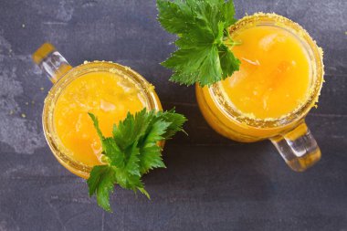 Bloody mary kokteyl sarı domates ile yaptı. Domates suyu ile kereviz, baharat, tuz ve buz