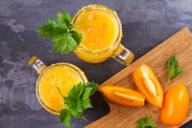 Bloody mary kokteyl sarı domates ile yaptı. Domates suyu ile kereviz, baharat, tuz ve buz