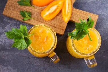 Bloody mary kokteyl sarı domates ile yaptı. Domates suyu ile kereviz, baharat, tuz ve buz