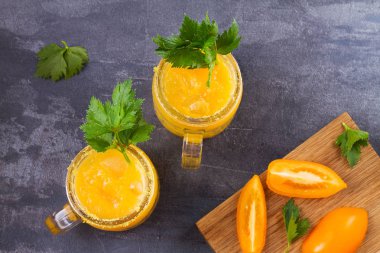 Bloody mary kokteyl sarı domates ile yaptı. Domates suyu ile kereviz, baharat, tuz ve buz