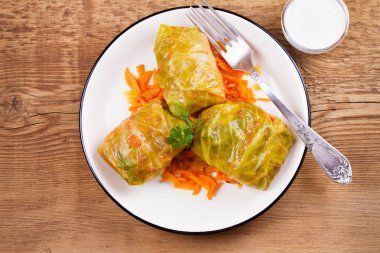 Etli lahana rulo; pirinç ve sebze. Etli lahana dolması bırakır. Dolma; sarma; sarmale; golubtsy veya golabki