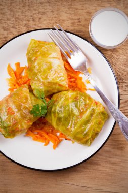 Etli lahana rulo; pirinç ve sebze. Etli lahana dolması bırakır. Dolma; sarma; sarmale; golubtsy veya golabki