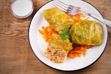 Etli lahana rulo; pirinç ve sebze. Etli lahana dolması bırakır. Dolma; sarma; sarmale; golubtsy veya golabki