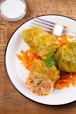 Etli lahana rulo; pirinç ve sebze. Etli lahana dolması bırakır. Dolma; sarma; sarmale; golubtsy veya golabki