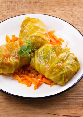 Etli lahana rulo; pirinç ve sebze. Etli lahana dolması bırakır. Dolma; sarma; sarmale; golubtsy veya golabki